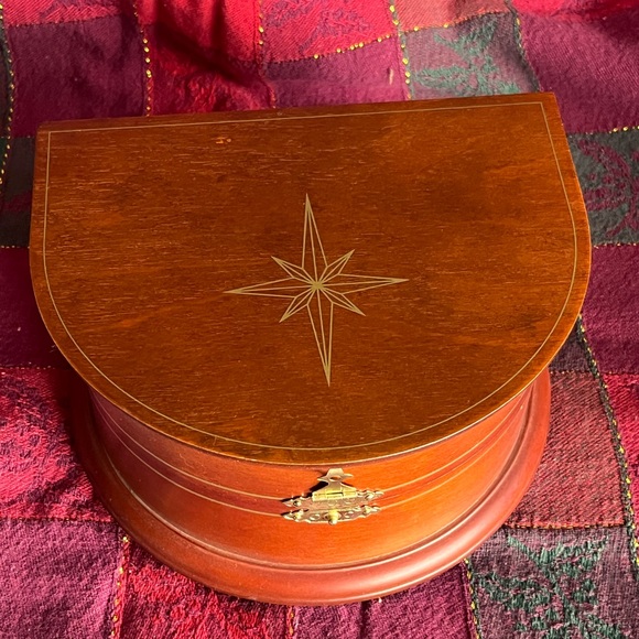 The Nativity Music Box - Danbury Mint Production - Picture 6 of 10